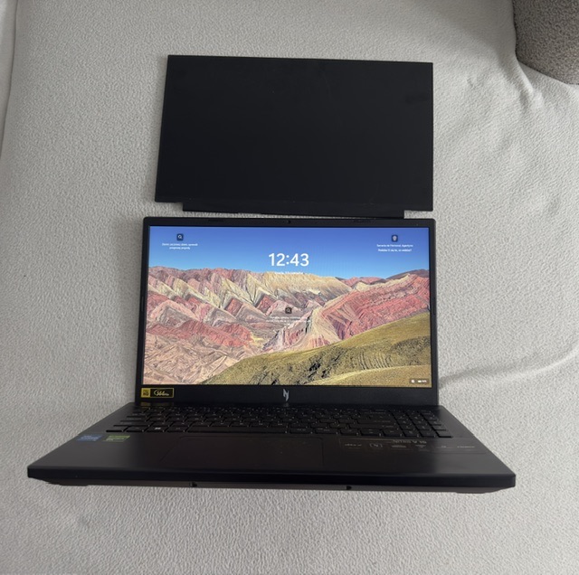 Laptop po wymianie matrycy, obok zdemontowana stara matryca